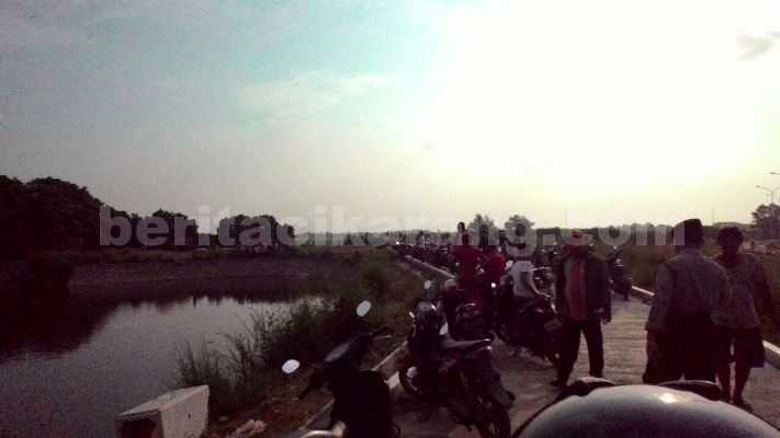 Suasana di danau buatan milik Perumahan Segarajaya, yang terletak di Desa Segarajaya, Kecamatan Tarumajaya, pada Senin (16/05) sore.