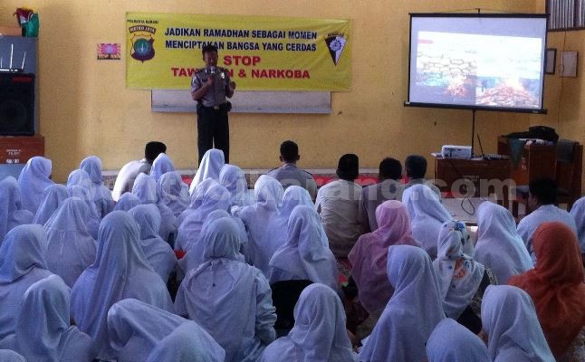 KBO Sat Binmas Polresta Bekasi saat memberikan pemahaman hukum serta akibat dari tawuran dan kenakalan remaja lainnya, Jum’at (17/06) sore di SMAN 2 Tambun Utara.