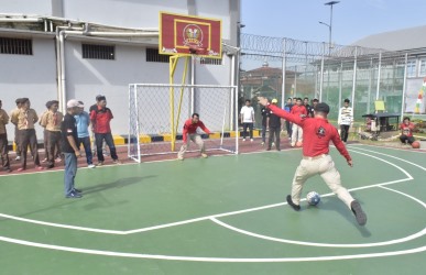 Kepala Lapas Cikarang, Kadek Anton Budiharta saat melakukan tendangan pinalti untuk menandai resminya Porseni dibuka untuk tahun 2018 di Lapas Cikarang.