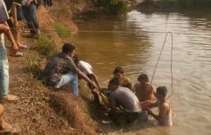Warga saat mengevakuasi KA yang tenggelam di kubangan bekas galian lio di Kp. Sampora, RT 009/004 Desa Jayamulya, Kecamatan Serang Baru, Minggu (25/08) sore.