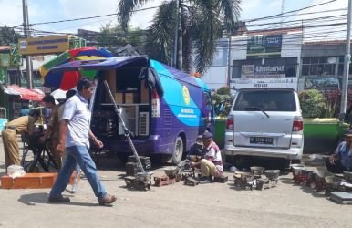 Proses tera ulang yang dilakukan petugas terhadap sejumlah timbangan milik pedagang di Pasar Tambun, Selasa (20/02).