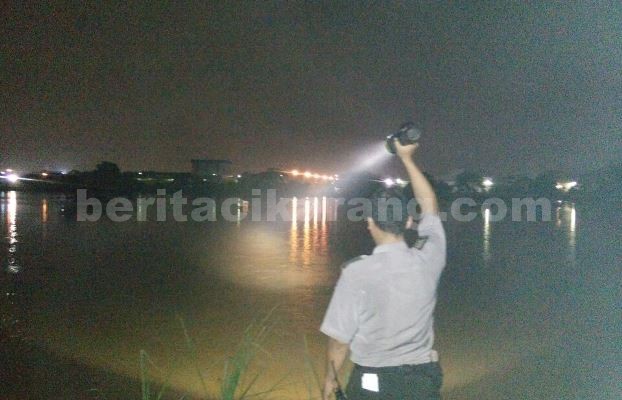 Anggota piket SPK Polsek Cikarang Barat saat mengecek lokasi terjebaknya Anin Bin Nyimun (35) di Kp. Kamurang RT 02 RW 02 Desa Cikedokan, Kecamatan Cikarang Barat