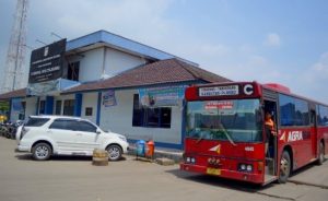 Ruang tunggu penumpang di Terminal Cikarang, Jum'at (23/06) tampak lengang.