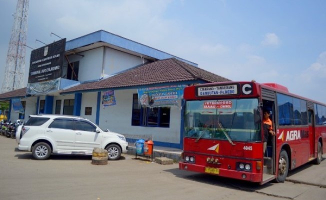 Ruang tunggu penumpang di Terminal Cikarang, Jum'at (23/06) tampak lengang.