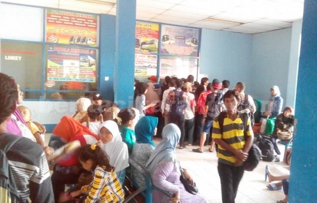 Suasa pemudik yang terlihat menyesaki loket pembelian tiket salah satu agen bus malam di Terminal Kalijaya Cikarang, Jum'at (01/07).