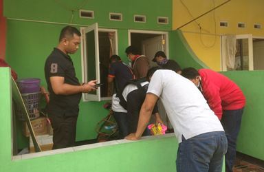 Anggota Densus 88 saat menggeledah salah satu rumah kontrakan terduga teroris di RT 003 RW 18, Kampung Siluman, Desa Mangun Jaya, Kecamatan Tambun Selatan, Jum'at (18/05) lalu