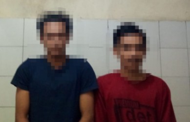 Tersangka AJ (19) dan RH (22) saat diamankan Unit Reserse Kriminal Kepolisian Sektor Serang Baru