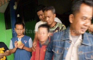 ET Bin Y (58) warga Sukasari RT 001/004, Desa Karawang Wetan, Kecamatan Karawang Timur, Kabupaten Karawang saat digelandang petugas ke Polsek Tambun, Selasa (12/09).