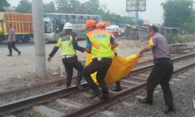 Petugas saat mengevakuasi jenazah korban, Kamis (01/08) pagi.