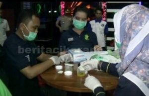Pemeriksaan tes urine oleh petugas di salah satu lokasi warung remang-remang dan tempat hiburan malam, Sabtu (16/09).