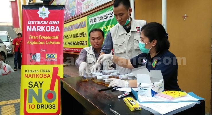 Pengecekan urine puluhan supir dan kernet bus oleh anggota Satuan Reserse Narkoba dan Urkes Polresta Bekasi di acara Mudik Gratis bersama SGC, Minggu (03/07).