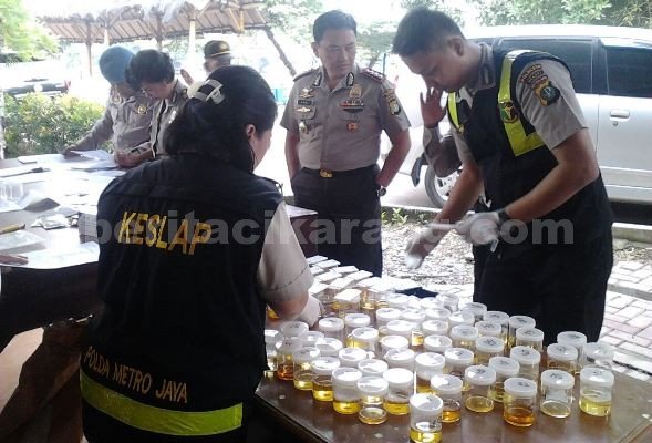Kapolresta Bekasi Kabupaten, Kombespol Awal Chairudin, memantau langsung proses tes urine ratusan personelnya di Mapolresta Bekasi Kabupaten, Rabu (23/03).