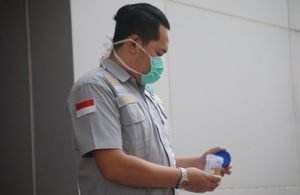 Petugas BNN Provinsi Jawa Barat saat mengecek hasil tes urine salah seorang supir bus mudik gratis Kementrian Perhubungan di area komplek stadion Wibawa Mukti, Selasa (12/06).