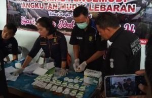 Pemeriksaan urine oleh Sat Res Narkoba Polres Metro Bekasi dan petugas BNK Kabupaten Bekasi, Kamis (07/06).