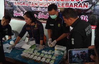 Pemeriksaan urine oleh Sat Res Narkoba Polres Metro Bekasi dan petugas BNK Kabupaten Bekasi, Kamis (07/06).