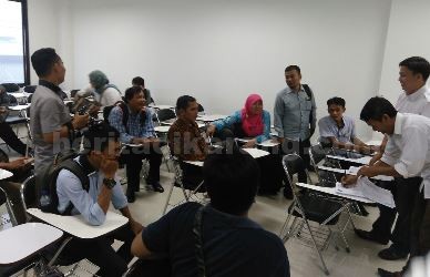 Para Bakal Calon Panitia Pengawas Kecamatan (Panwascam) se-Kabupaten Bekasi saat mempersiapkan diri melakukan tes urine di salah satu ruangan di Kampus Pelita Bangsa, Rabu (18/10).