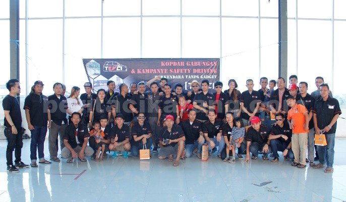 Pengurus dan anggota TEVCI (Toyota Etios Valco Club Indonesia) periode 2014-2016) foto bersama usai melakukan kopdar gabungan dan kampanye berkendara tanpa gadget