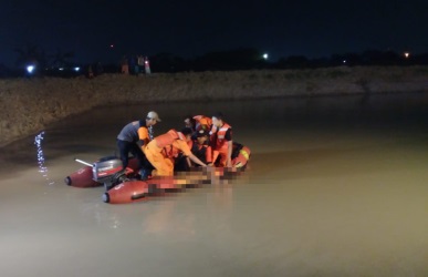 Tim SAR saat mengavakuasi jasad korban tenggelam di kubangan bekas galian proyek di Perumahan Villa Gading Indah, Kelurahan Bahagia, Kecamatan Babelan, Kamis (30/05) malam menggunakan jangkar.