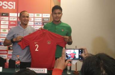 Assiten Pelatih Timnas Indonesia, Kurniawan Dwi Yulianto bersama kapten Fachruddin memamerkan jersey terbaru Timnas Indonesia yang akan digunakan saat pertandingan kontra Mauritius di Stadion WIbawa Mukti, Selasa (11/09) besok.