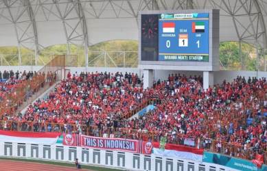 Suporter Timnas Indonesia saat memadati tribun penonton Stadion Wibawa Mukti di babak 16 Besar Asian Games 2018.