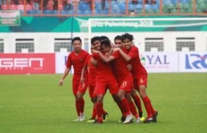 Pemain Timnas Indonesia U-19 saat melakukan selebrasi atas gol yang dibuat Saddil Ramdani ke gawang Arab Saudi U-19. Pada pertandingan yang digelar di Stadion WIbawa Mukti, Rabu (10/10) sore, tim tuan rumah harus bertekuk lutut dari Arab Saudi U-19 dengan sekor 1-2.