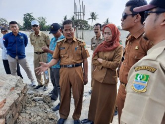 Kepala Bidang Budaya di Dinas Budaya Pemuda dan Olahraga (Disbudpora) Kabupaten Bekasi, Suwartika didampingi Camat Karang Bahagia dan aparatur desa setempat saat meninjau lokasi penemuan tumpukan batu bata yang diduga merupakan bagian dari bangunan kuno, Senin (09/12).