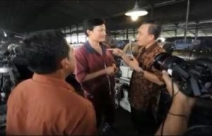 Anggota Komisi IV DPRD Kabupaten Bekasi, Nurdin Muhidin dan Vice President FSPMI Obon Tabroni saat memergoki TKA asal Cina yang bekerja sebagai tukang bubut di PT. Wan Bao Long Stell (WBLS) pada Jum’at (04/05) pagi.