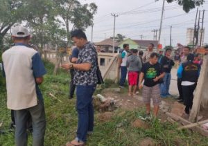 Anggota Unit Reskrim Kepolisian Sektor Cikarang Selatan saat mengecek dan melakukan olah TKP penemuan mayat bayi laki-laki di Jl. Raya Inspeksi Kalimalang, Desa Cibatu, Kecamatan Cikarang Selatan, Rabu (25/12).