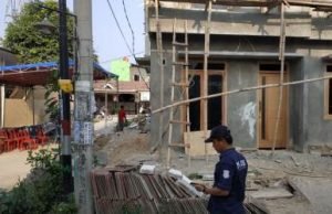 Anggota Unit Reskrim Polsek Serang Baru saat mengecek dan melakukan olah TKP di Perumahan Mega Regensi, RT 007 RW 15, Desa Sukaragam, Kecamatan Serang Baru, Senin (29/07) kemarin