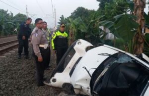 Kapolsek Cikarang Barat, Kompol Hendrik Situmorang bersama dengan anggotanya melakukan pengecekan ke lokasi kejadian, Senin (17/07)