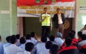 Sosialisasi Undang-Undang Lalulintas yang disampaikan oleh Anggota Satuan Lalu Lintas Polres Metro Bekasi, Brigadir Ade Setiyanto di SMKN 1 Tambelang dalam rangka TMMD Ke 106 Kodim 0509/Kabupaten Bekasi, Selasa (08/10).
