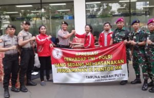 Anggota TMP Kabupaten Bekasi saat memberikan apresiasi kepada perwakilan TNI dan Polri yang bertugas mengamankan sidang gugatan Pilpres di MK, Selasa (18/06).