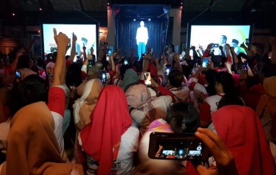 Pemutaran teknologi hologram yang dipakai pasangan calon nomor urut 01, Joko Widodo-Ma'ruf Amin di di Bebek Bali Resto & Cafe, Jalan Madiun 115, kawasan Water Boom Lippo Cikarang, Rabu (10/04) malam