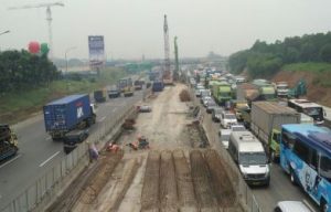 Menghadapi arus mudik dan arus balik, pengerjaan sejumlah proyek di jalan tol Jakarta - Cikampek akan dihentikan sementara.