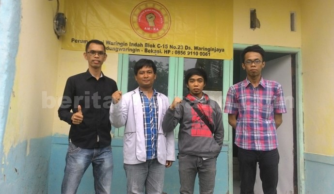 Ketua DPP AMIRA. Tongam Sinambela (kiri) foto bersama dengan Ketua dan jajaran pengurus DPC AMIRA Kabupaten Bekasi.