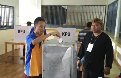 salah seorang warga binaan saat menggunakan hak pilihnya di TPS 12 Lapas Cikarang, Desa Pasir Tanjung Kecamatan Cikarang Pusat, Rabu (27/06).