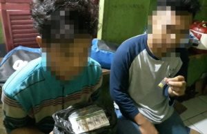 Tersangka AG (17) dan BI (18) saat diamankan petugas berikut sebagian barang bukti yang berhasil disita, Jum'at (27/04) siang.