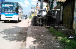 Salah satu kendaraan pengangkut alat berat yang diparkirkan di atas trotoar di Jalan Raya Imam Bonjol, Kecamatan Cikarang Barat.