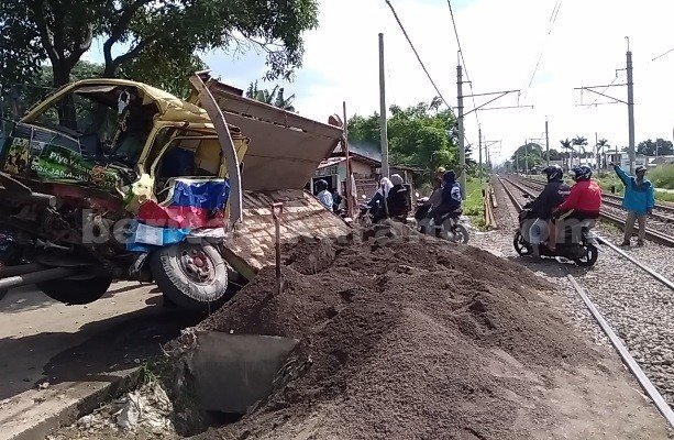 Kondisi truk pengangkut pasir yang tertabrak di perlintasan rel kereta api di Jalan Walet, Desa Tambun, Kecamatan Tambun Selatan, Minggu (15/05) pagi sekitar pukul 10.30 WIB.