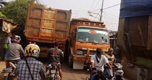 Kepadatan arus lalu lintas di Jl. Raya Bosih Kecamatan Cibitung akibat padatnya truk pengakut tanah, baik milik pengembang perumahan dan proyek tol Cibitung - Cilincing.