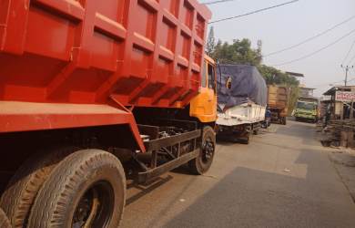 Kepadatan arus lalu lintas di Jl. Raya Bosih Kecamatan Cibitung akibat padatnya truk pengakut tanah, baik milik pengembang perumahan dan proyek tol Cibitung - Cilincing.