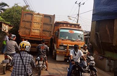 Kepadatan arus lalu lintas di Jl. Raya Bosih Kecamatan Cibitung akibat padatnya truk pengakut tanah, baik milik pengembang perumahan dan proyek tol Cibitung - Cilincing.