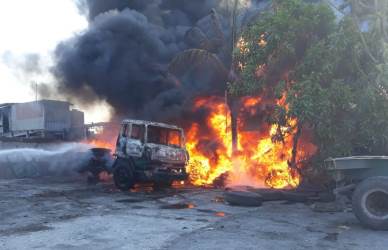 Truk container di Jl. Marunda Makmur Raya, RT 01/02 Desa Segara Makmur, Kecamatan Tarumajaya hangus terbakar, Rabu (11/09) sore.