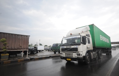 Truk di tol Jakarta Cikampel dilarang melintas saat libur idul adha 2016.