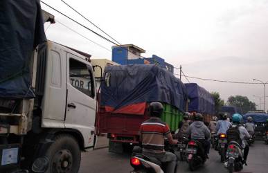 Kendaraan pengangkut bahan baku PT. Fajar Paper seringkali menjadikan jalur pantura sebagai tempat parkir. Selain mengakibatkan penyempitan badan jalan, kondisi ini juga memicu kemacetan arus lalu lintas di ruas jalan itu.