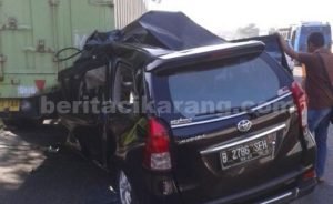 Mobil yang menubruk bagian belakang truk fuso di ol Jakarta Cikampek Km 22+400A, Kecamatan Tambun Selatan, Sabtu (11/06) pagi.
