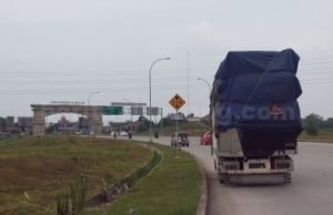 Sebuah truk terpaksa putar balik lantaran jalan antar kawasan yang menghubungkan Lippo Cikarang dan Deltamas terhalang portal.