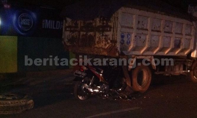 Terlihat sepeda motor yang digunakan Alm. Supena (61) warga Kp Kalijambe RT 04/04, Desa Lambangsari , Kecamatan Tambun Selatan, ringsek mencium pantat truk, Selasa (08/06) malam.