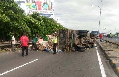 truk terbalik exit tol jakarta cikampek