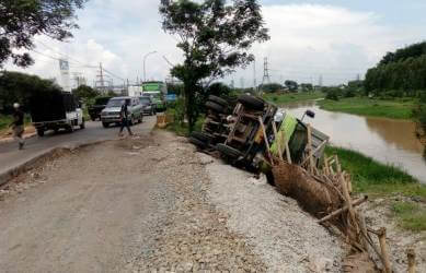 truk terguling di kalimalang